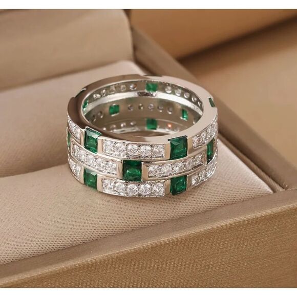 💚 NEW Eternity band with CZ & crystal stones with emerald green stones 💚 - Picture 1 of 6